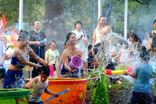纵横配资 街拍丨缤纷夏日